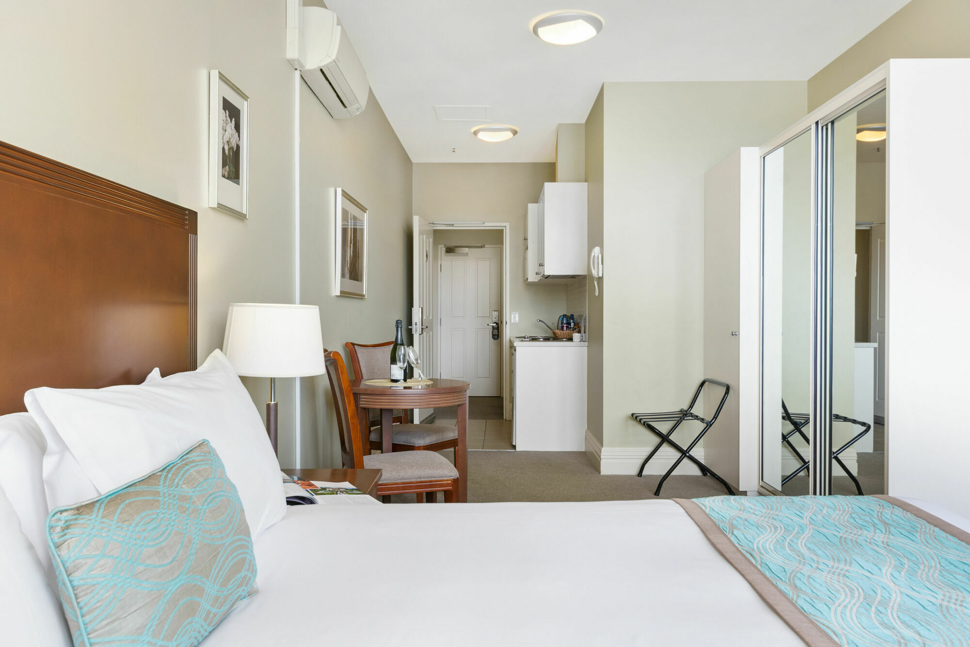 Launceston Central Apartment Hotel Official Интериор снимка
